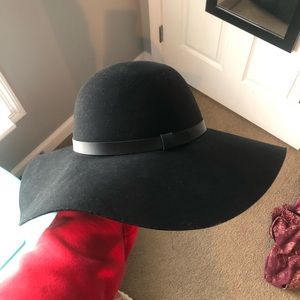 Black floppy hat!